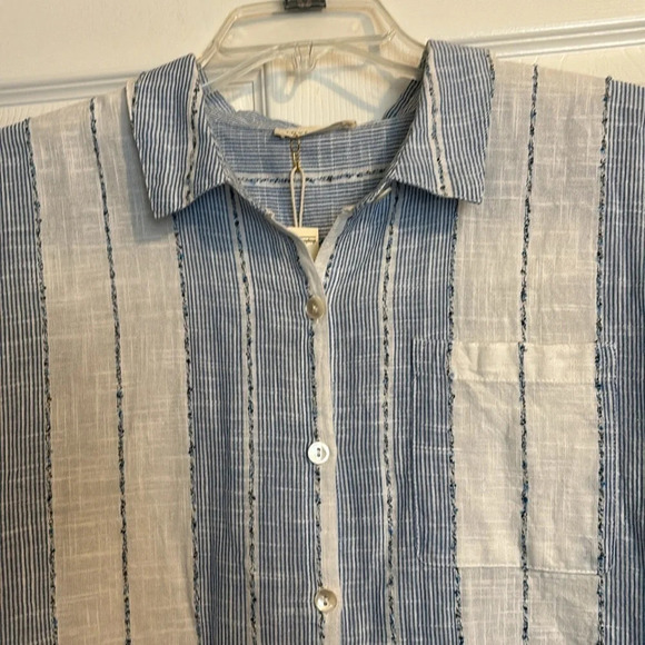 LoveStitch NWT women’s white and blue striped button down blouse size small - Picture 2 of 9